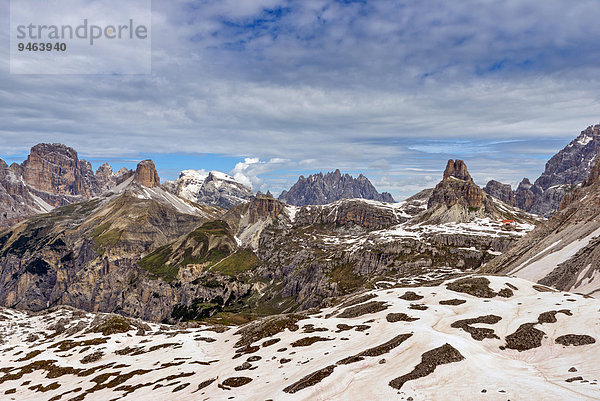 Die Berge rund um das Valle di Rimbon  und Dreizinnenhütte  Ausblick vom Paternsattel Bergpass  Sextner Dolomiten  Provinz Südtirol  Italien  Europa