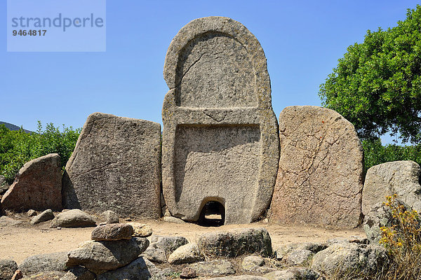 Front mit Portalstele  Gigantengrab S?Ena ?e Thomes  Bronzezeit  Bonnanaro-Kultur  bei Dorgali  Provinz Nuoro  Sardinien  Italien  Europa