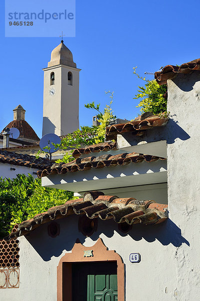 Glockenturm der Pfarrkirche San Giacomo  davor Häuser mit Ziegeldächer  Orosei  Provinz Nuoro  Sardinien  Italien  Europa