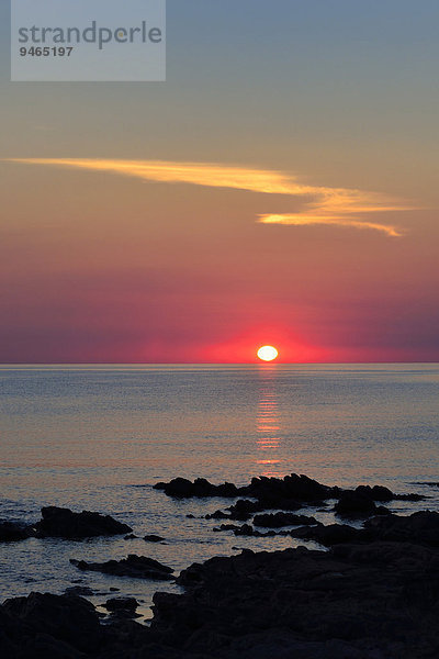 Sonnenuntergang am Meer  San Teodoro  Provinz Olbia-Tempio  Sardinien  Italien  Europa