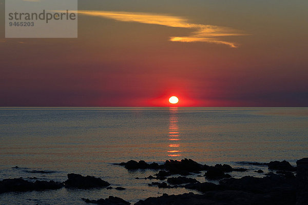 Sonnenuntergang am Meer  San Teodoro  Provinz Olbia-Tempio  Sardinien  Italien  Europa