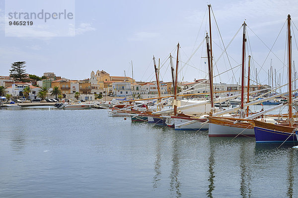 Traditionelle Segelboote mit Lateinersegel  Vela Latina  im Hafen von Calasetta  Isola di Sant'Antioco  Provinz Carbonia-Iglesias  Sardinien  Italien  Europa