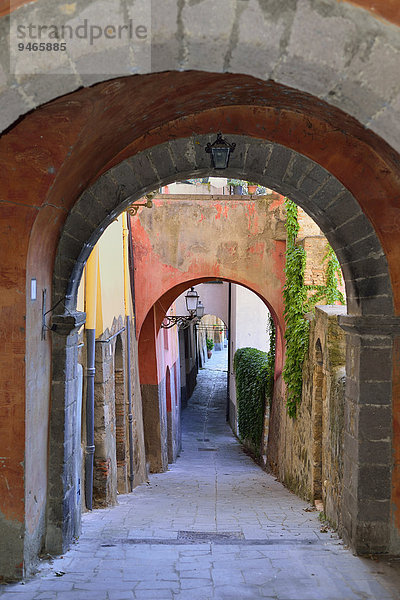 Gasse mit Torbögen in der Altstadt  Centro Storico  Tuscania  Provinz Viterbo  Latium  Italien  Europa
