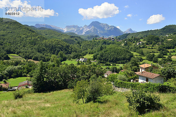 Landschaft in den Apuanischen Alpen  bei San Michele  Garfagnana  Provinz Lucca  Toskana  Italien  Europa