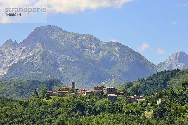 Landschaft in den Apuanischen Alpen  bei San Michele  Garfagnana  Provinz Lucca  Toskana  Italien  Europa
