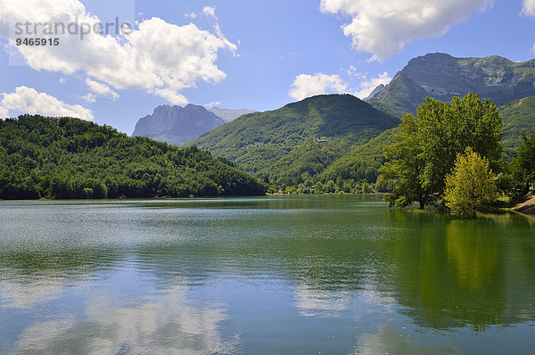 Lago di Gramolazzo in den Apuanischen Alpen  Garfagnana  Provinz Lucca  Toskana  Italien  Europa