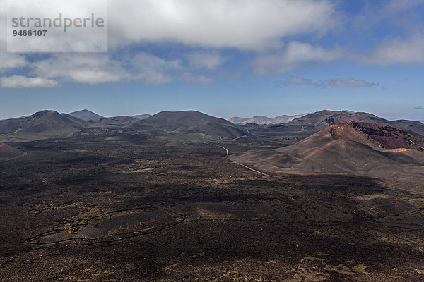 Ausblick von der Caldera Blanca auf die Vulkanlandschaft des Nationalparks Timanfaya  Feuerberge  Vulkane  Lanzarote  Kanarische Inseln  Spanien  Europa