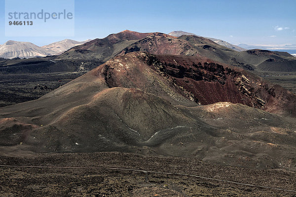 Ausblick von der Caldera Blanca auf die Vulkanlandschaft des Nationalparks Timanfaya  Feuerberge  Vulkane  Lanzarote  Kanarische Inseln  Spanien  Europa