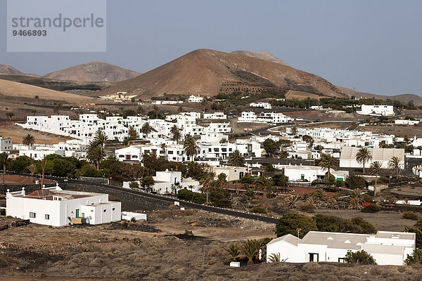 Weiße Häuser  hinten Vulkanberge  Uga  Lanzarote  Kanarische Inseln  Spanien  Europa