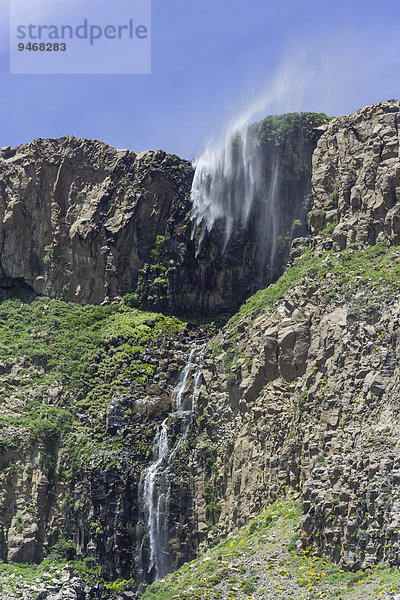 Ein kleiner Wasserfall wird vom Sturm verblasen  Saltos de Arco Iris  Maule-Tal  San Clemente  Región del Maule  Chile  Südamerika