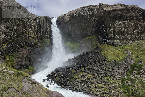 Basaltwände mit Wasserfall Saltos de Arco Iris  Maule-Tal  San Clemente  Región del Maule  Chile  Südamerika