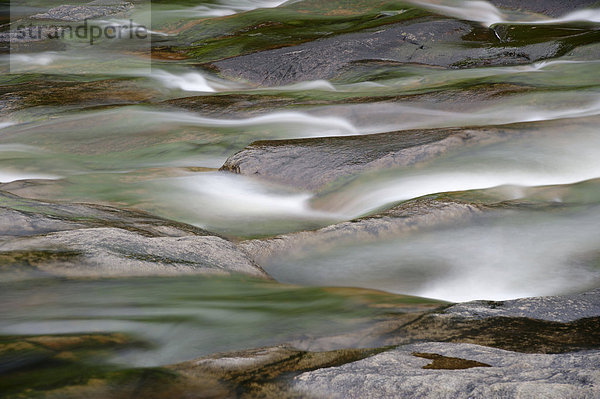 Wasser fließt über Steine in felsigem Bachbett  Norwegen  Europa