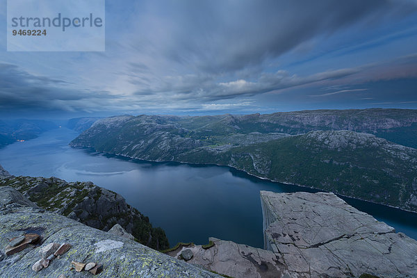 Preikestolen oder Prekestolen über dem Lysefjord  Rogaland  Norwegen  Europa