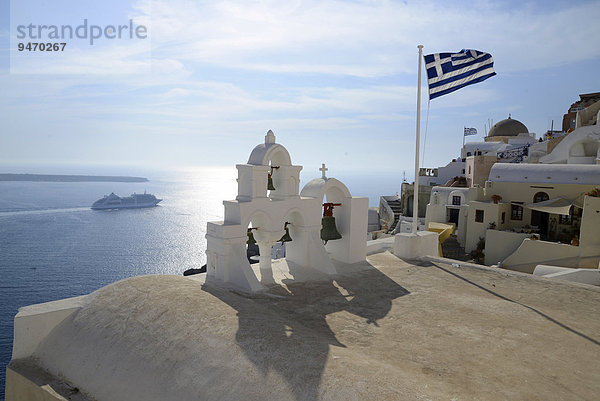 Glockenturm  griechische Flagge  Oia  Santorin  Kykladen  Ägäis  Griechenland  Europa