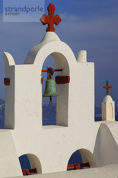 Glockenturm  rotes Kreuz  Oia  Santorin  Kykladen  Ägäis  Griechenland  Europa