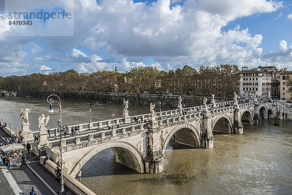 Engelsbrücke  Tiber mit Hochwasser  Rione XIV Borgo  Rom  Lazio  Italien  Europa