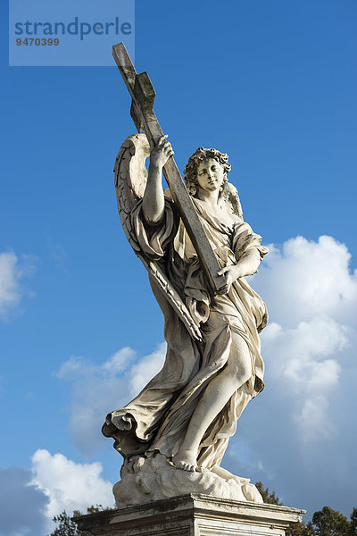 Engel mit dem Kreuz (Angelo con la Croce)  von Ercole Ferrata  Engelstatuen mit Symbolen der Passion nach Bernini  Engelsbrücke  Rom  Lazio  Italien  Europa