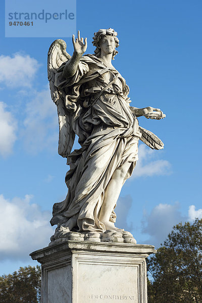 Engel mit Nägeln  von Girolamo Lucenti  Engelstatuen mit Symbolen der Passion nach Bernini  Engelsbrücke  Rom  Lazio  Italien  Europa