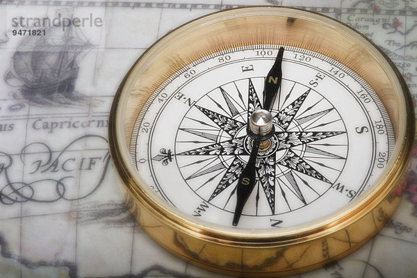 Altmodischer Kompass auf einer alten Landkarte