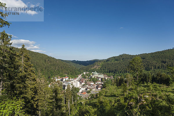 Ausblick vom Weißenstein mit Kloster und Dom Sankt Blasius  Sankt Blasien  Schwarzwald  Baden-Württemberg  Deutschland  Europa