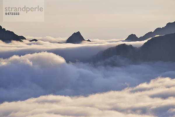 Wolken und Berggipfel  Ausblick vom Offersøykammen  Lofoten  Norwegen  Europa