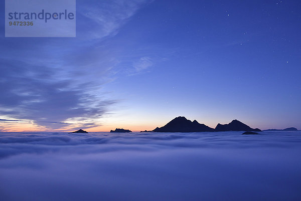 Wolken und Berggipfel  Ausblick vom Offersøykammen in der Dämmerung  Lofoten  Norwegen  Europa