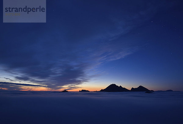 Wolken und Berggipfel  Ausblick vom Offersøykammen in der Dämmerung  Lofoten  Norwegen  Europa