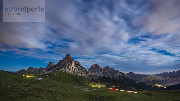 Berg Gusela in der Nacht mit Wolken  Passo di Giau  Dolomiten  Venetien  Italien  Europa