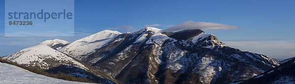Monte Catria im Winter mit Schnee  blauer Himmel mit Wolken  Umbrien  Italien  Europa