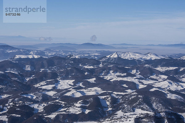Luftbild  die Apenninen vom Monte Motette  blauer Himmel mit Wolken  Umbrien  Italien  Europa