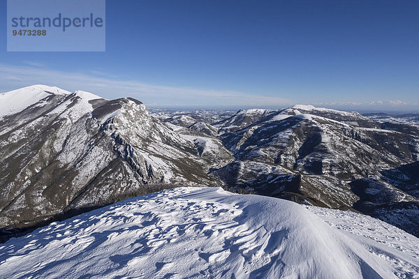 Blick auf die Apenninen vom Monte Motette  blauer Himmel mit Wolken  Umbrien  Italien  Europa