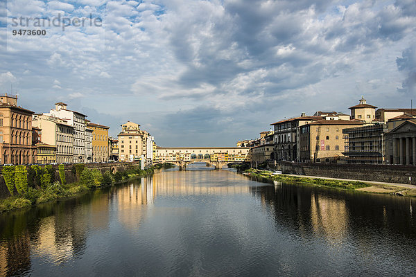 Altstadt von Florenz mit Ponte Vecchio über den Arno  UNESCO Weltkulturerbe  Florenz  Toskana  Italien  Europa