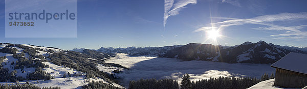 Alpenpanorama in Nachmittagssonne  Hochnebel bedeckt das Tal  Hochbrixen  Brixen im Thale  Tirol  Österreich  Europa