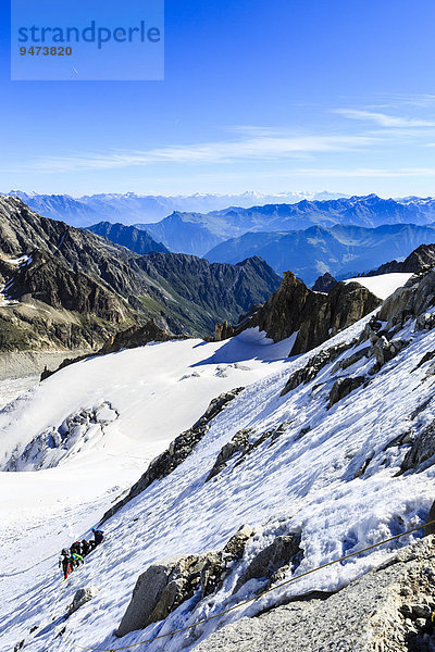 Seilschaft beim Aufsteig über den Nordwest-Grat zum Grande Lui  Mont-Blanc-Massiv  Alpen  Wallis  Schweiz  Europa