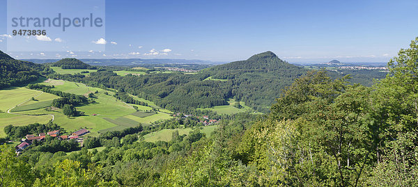 Panorama  Ausblick vom Hornberg auf die Kaiserberge Stuifen und Hohenstaufen  Schwäbische Alb  Baden Württemberg  Deutschland  Europa