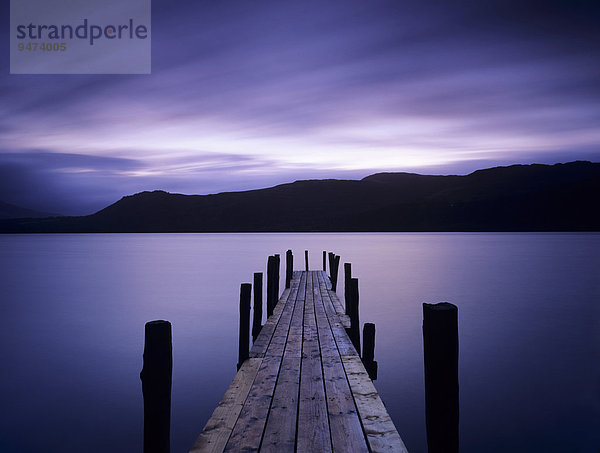 Tagesanbruch am Brandelhow Bay  Derwent Water  Lake District Nationalpark  Cumbria  England  Grossbritannien