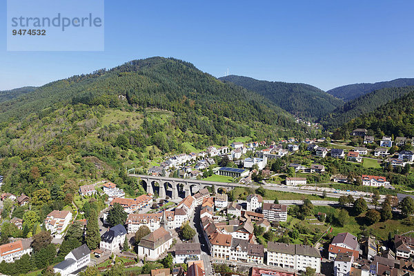 Ausblick von der Burg auf Hornberg und das Gutachtal  Schwarzwald  Baden-Württemberg  Deutschland  Europa