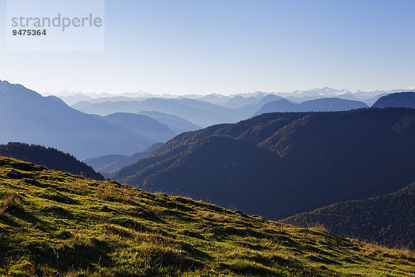 Ausblick von der Himmelmoos-Alm am Brünnstein im Mangfallgebirge  hinten die Hohen Tauern  Oberbayern  Bayern  Deutschland  Europa