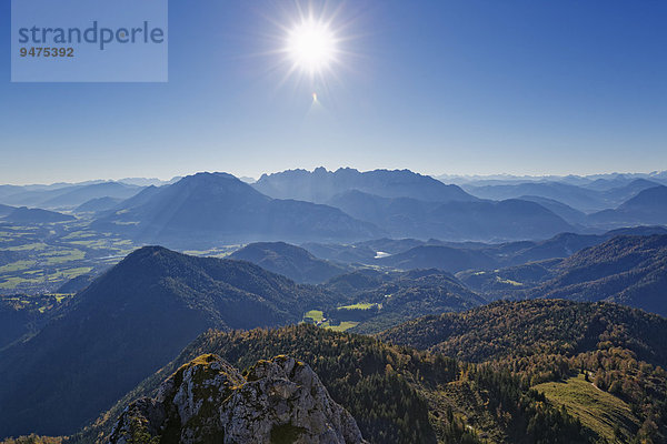 Ausblick vom Brünnstein im Mangfallgebirge nach Südosten  hinten das Kaisergebirge in Tirol  Oberbayern  Bayern  Deutschland  Europa