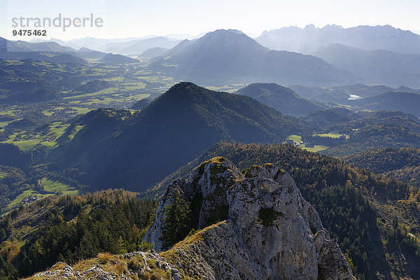 Ausblick vom Brünnstein im Mangfallgebirge über das Inntal  hinten rechts das Kaisergebirge in Tirol  Oberbayern  Bayern  Deutschland  Europa