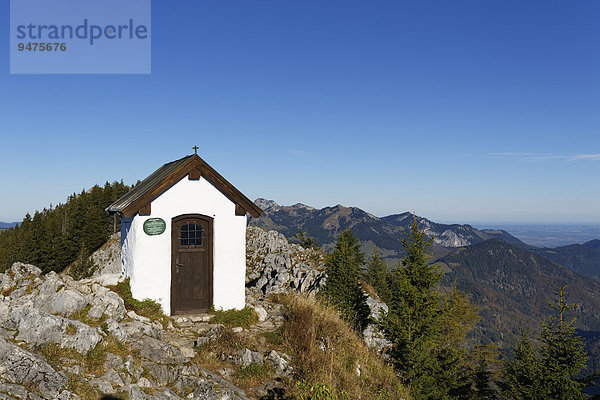 Kapelle Unsere Liebe Frau zu Audorf am Gipfel vom Brünnstein  hinten der Wendelstein  Mangfallgebirge  Oberbayern  Bayern  Deutschland  Europa