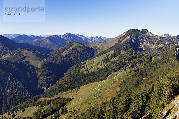 Ausblick vom Brünnstein  Himmelmoos-Alm  rechts Großer Traithen  Mangfallgebirge  Oberbayern  Bayern  Deutschland  Europa