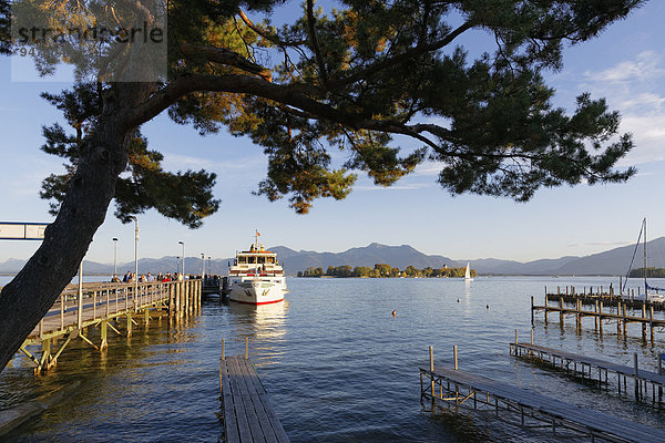 Schiffsanleger in Gstadt und Fraueninsel  Chiemsee  Chiemgau  Oberbayern  Bayern  Deutschland  Europa