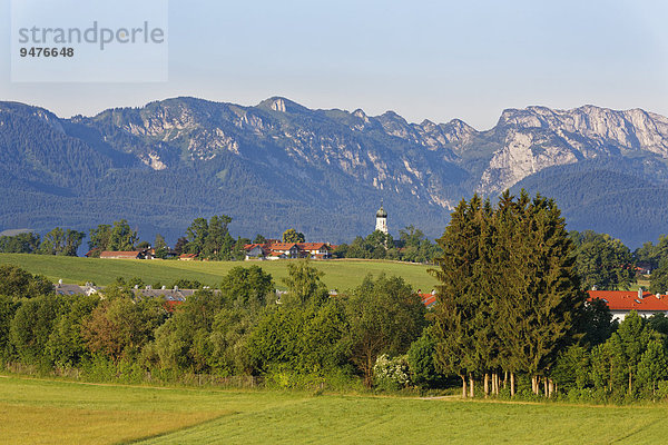 Ausblick auf die Ortschaft  Gaißach  Isarwinkel  Oberbayern  Bayern  Deutschland  Europa