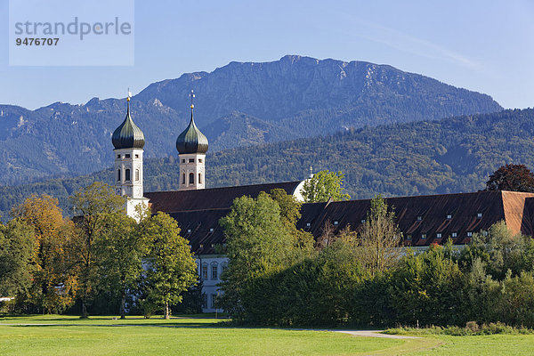 Kloster Benediktbeuern und Benediktenwand  Benediktbeuern  Oberbayern  Bayern  Deutschland  Europa