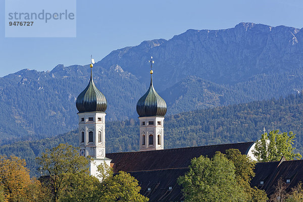 Kloster Benediktbeuern und Benediktenwand  Benediktbeuern  Oberbayern  Bayern  Deutschland  Europa
