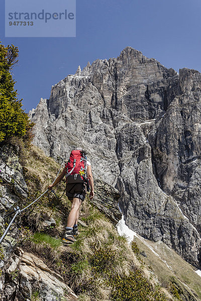 Bergsteiger beim Aufstieg auf den Lampskopf über den Klettersteig in Pflersch  hinten der Tribulaun  Goglberg  Pflerscher Tal  Wipptal  Brenner  Eisacktal  Südtirol  Trentino-Südtirol  Italien  Europa