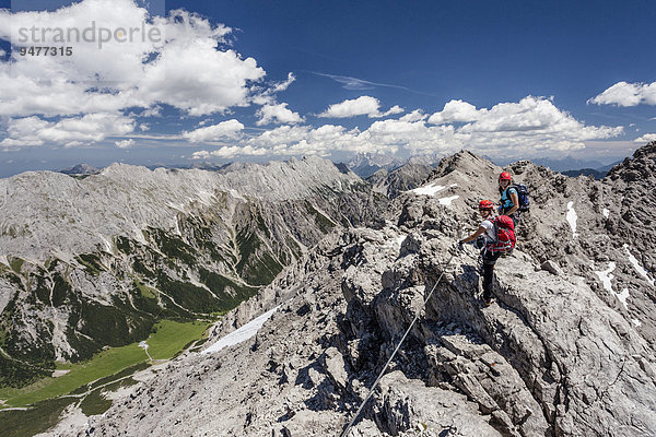 Bergsteiger auf dem Gipfelgrat beim Aufstieg über den Imster Klettersteig auf den Maldonkopf in den Lechtaler Alpen  Hochimst  Imst  Tirol  Österreich  Europa