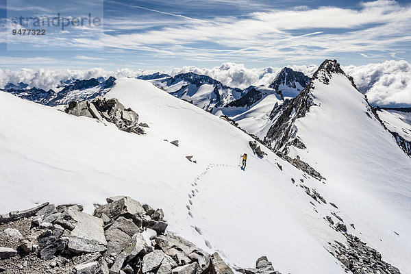 Bergsteiger beim Aufstieg zum Großen Möseler  hier auf dem Nevesferner  hinten der Kleine Möseler  Lappach  Mühlwalder Tal  Tauferer Tal  Pustertal  Südtirol  Trentino-Südtirol  Italien  Europa
