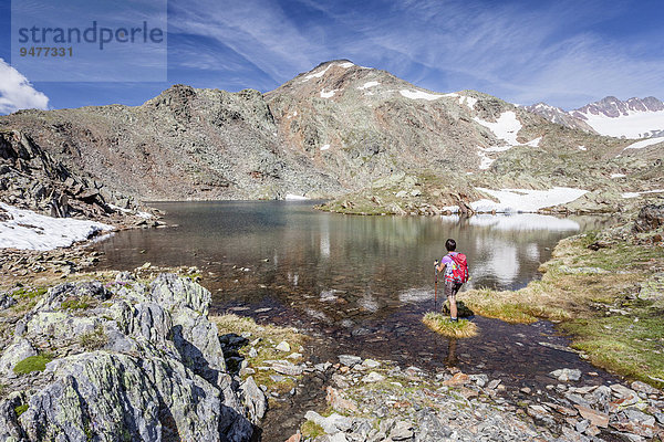 Bergsteiger beim Aufstieg auf den Kortscher Schafsberg in Schnals  hier am Hungersee  hinten der Kortscher Schafsberg  Schnalstal  Meraner Land  Meran und Umgebung  Südtirol  Trentino-Südtirol  Italien  Europa